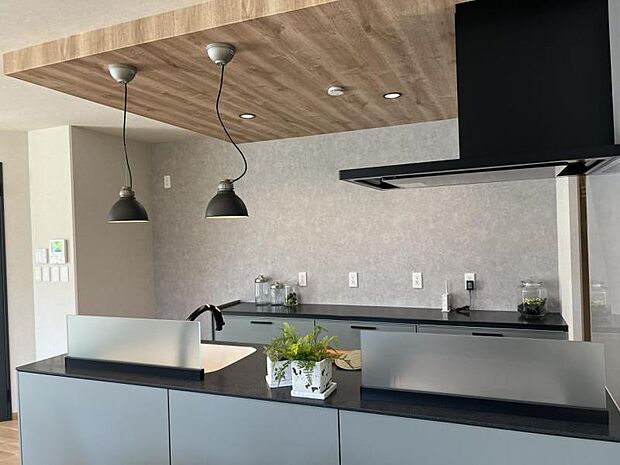 キッチン【1号地】（2023年9月撮影）収納たっぷりのパントリーですっきり快適空間