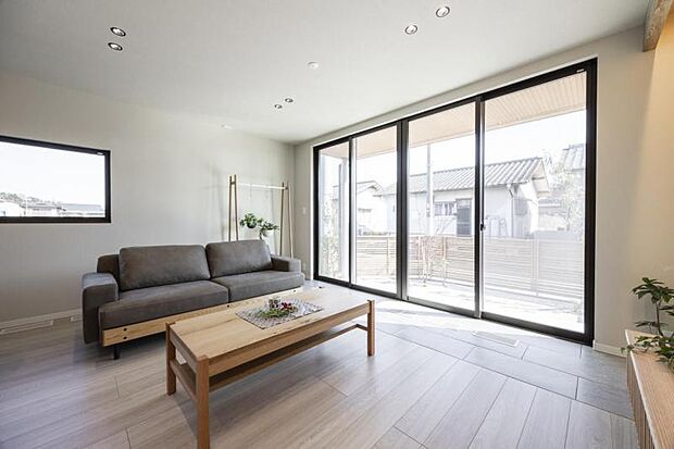 リビング【8号地】(2025年2月撮影)開口部が広く窓を開けるとテラスと一体感があるリビング