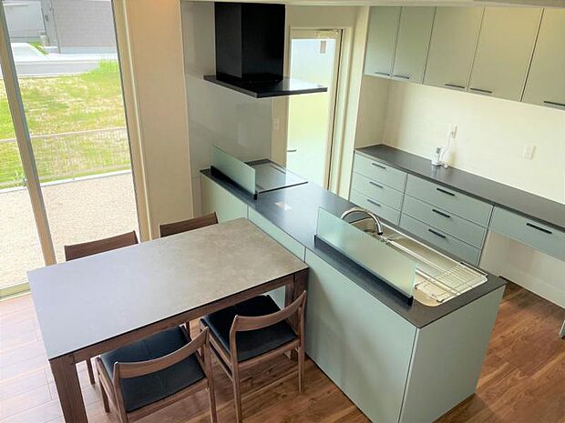 ダイニングキッチン【6-3号地】（2023年6月撮影）明るく広いダイニング。６人掛けや大き目のテーブルも置けます。