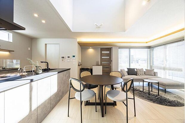 リビングダイニング【3号地】(2024年9月撮影)吹き抜けの高窓からの光が差し込む明るいダイニング