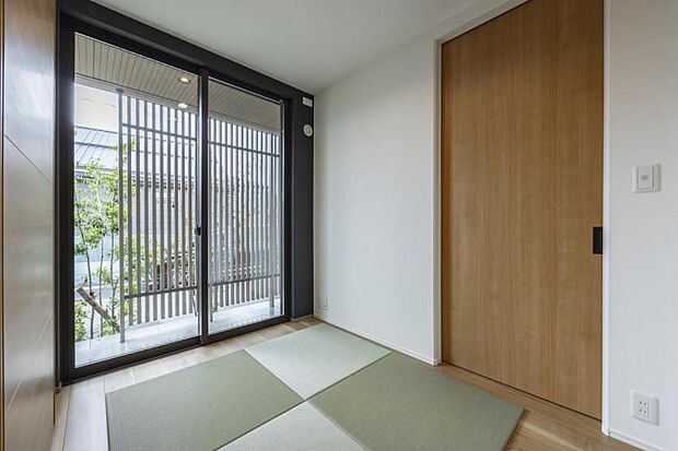 タタミスペース【8号地】（2025年6月撮影）ＬＤＫ隣接の収納付きタタミスペース