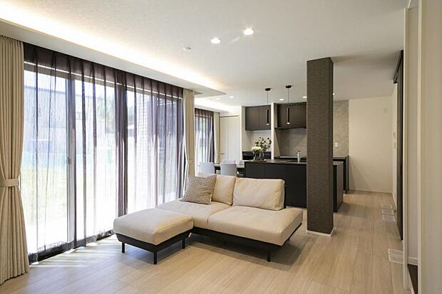 リビング【5-11号地】（2025年7月撮影）大開口な窓からはあたたかい陽の光が差し込み、広々としたLDKです。