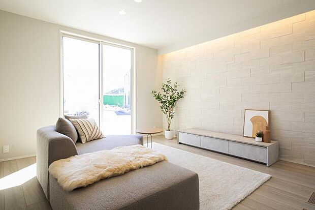 リビング【9号地】(2025年10月撮影)南向きの大きな窓から光が差し込む、明るく開放的なリビング。木目とやわらかな色合いが調和したナチュラルモダン空間で、家族の会話が自然と弾みます。