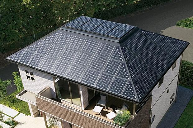 【太陽光発電システム】屋根一面に設置したソーラーがたっぷり発電。※メーカーのモデルチェンジより、形状が変更となる場合があります。