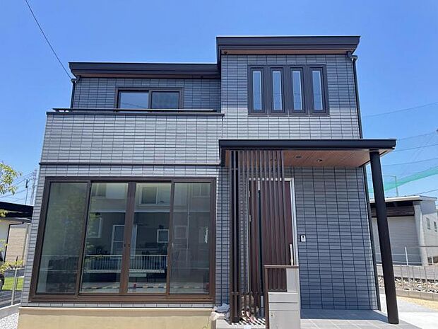 【外観【110号地】(2025年6月撮影)】水平基調が美しいフラットルーフに縦のアクセントを加える化粧格子