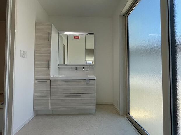 【洗面脱衣室【110号地】（2025年6月撮影）】収納量と広さが魅力の洗面脱衣室