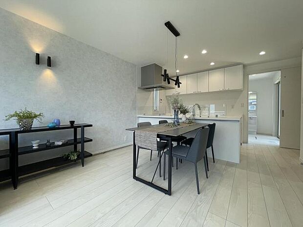 【ダイニングキッチン【110号地】(2025年6月撮影)】配膳・片付けがスムーズに行えるダイニングキッチン