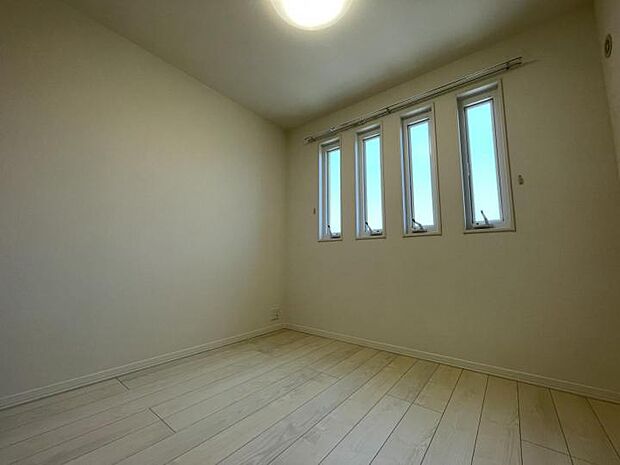 【洋室【110号地】（2025年6月撮影）】明るい色合いの洋室