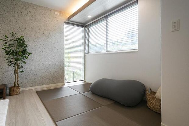 【タタミスペース【4号地】（2025年7月撮影）】リビング隣接の畳スペースはお子様を寝かしつけたり洗濯物を畳んだりと多目的にお使いいただけます。LDKの和のテイストにも合った空間に仕上げました。