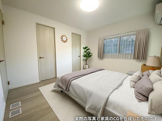 【主寝室【4号地】（2024年11月撮影）】広々とした主寝室にはウォークインクローゼットと書斎が隣接しています。ウォークインクローゼットにはお洋服や旅行バッグなどをたっぷり収納いただけます。