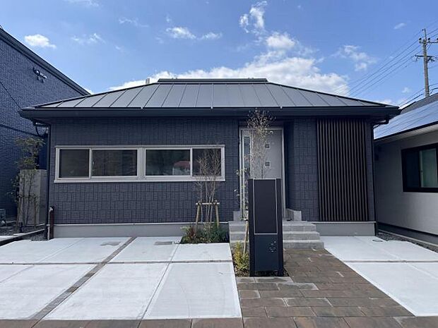 【外観【2号地】（2025年3月撮影）】落ち着きのある色味とシンプルなデザインがスマートな印象をもたらす外観