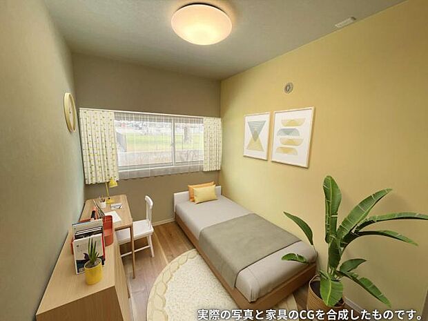 【洋室【2号地】（2025年3月撮影）】イエローの壁紙が気分を明るくしてくれる洋室です