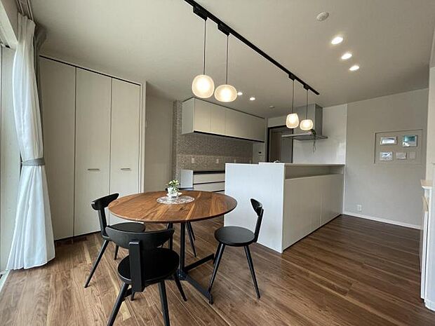 【ダイニングキッチン【5号地】(2025年10月撮影)】南側の開口を楽しみながら食事ができるダイニング。カフェのような空間でありながら、収納力のあるキッチン&パントリー。