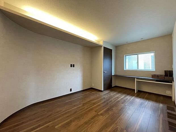 【主寝室【5号地】(2025年10月撮影)】間接照明と丸みを帯びた空間の織りなす『寛ぎの主寝室』。広々としたウォークインクローゼット付き。