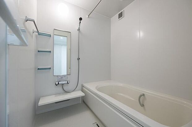 【浴室【5号地】(2024年6月撮影)】ホワイトで全体をまとめた清潔感のあるコーディネートです。浴室乾燥機つき。
