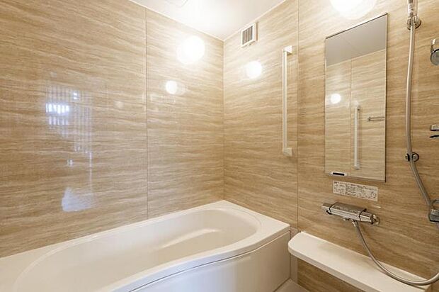 【浴室【1号地】(2024年1月撮影)】落ち着きと高級感を与える大理石調の壁柄を基調としたテイストです。