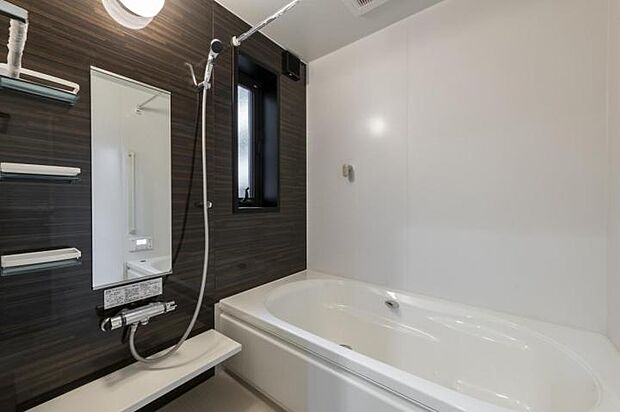 【浴室【3号地】(2024年3月撮影)】ダークブラウンをアクセントとしてコーディネート。お子さまからご高齢の方まで安心・快適に入浴いただける加齢配慮仕様です。浴室乾燥機つき。