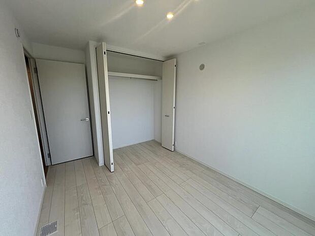 【洋室【2号地】(2025年9月撮影)】3部屋ある洋室は、ご家族の用途に合わせて活用可能