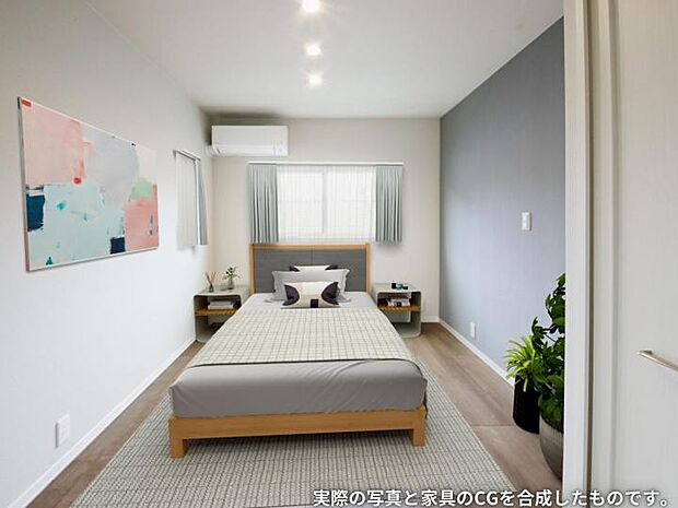 【主寝室【1号地】(2024年6月撮影)】濃い木目カラーが落ち着いた空間を作り出し、WICは大容量の衣類を収納できます。