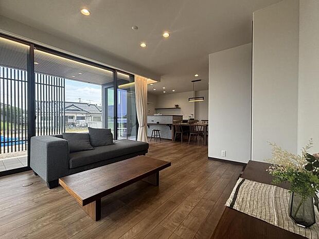 【リビング【1号地】(2025年7月撮影)】落ち着いた内装が家族に癒しを与えるホテルライクなリビング