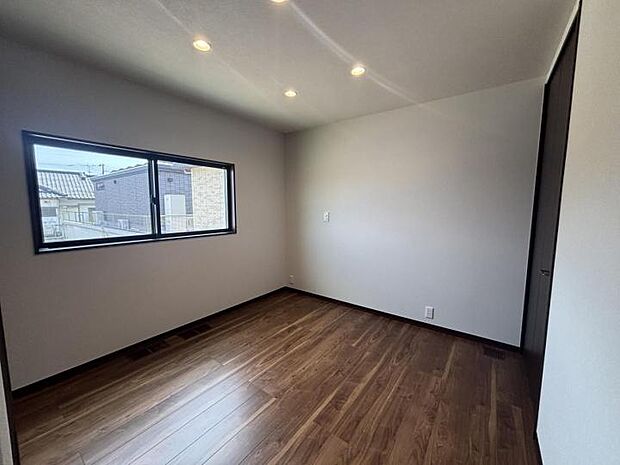 【主寝室【1号地】(2025年7月撮影)】落ち着いた色合いの主寝室