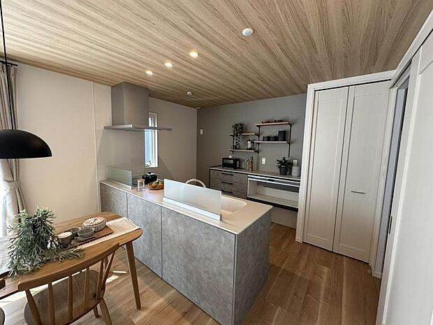 【ダイニングキッチン【16号地】(2025年3月撮影)】「見せる」と「かくす」を巧みに使い分けた収納バリエーション