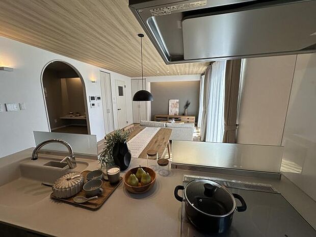 【リビングダイニング【16号地】(2025年3月撮影)】すっきりと南面に連続するLDK、大きな窓からはたっぷりと明かりを採りこみます