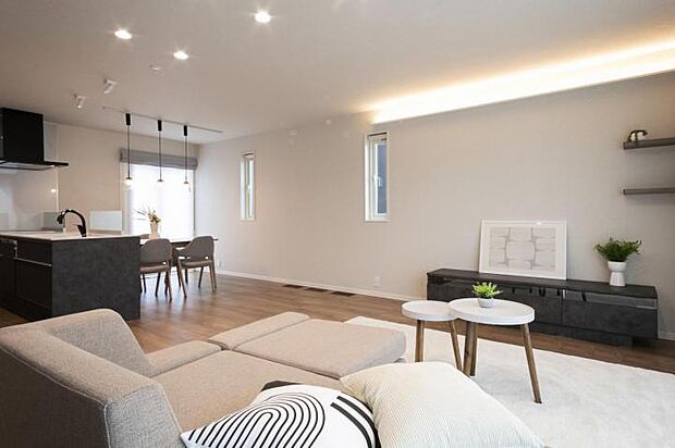 【リビング【1号地】(2025年7月撮影)】大きな開口で明るく開放的なLDK。リビングにも収納を設置しすっきりとした空間を保てます。