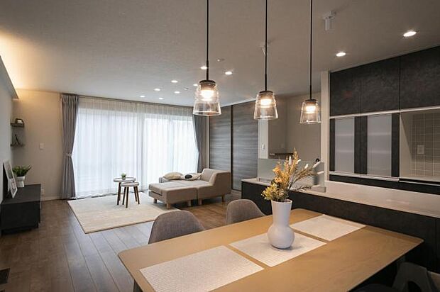 【ダイニングキッチン【1号地】(2025年7月撮影)】お料理中も家族と会話がしやすい対面キッチン。