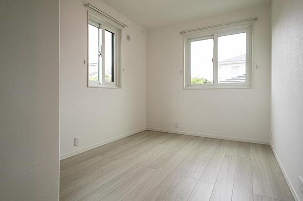 【洋室【1号地】(2025年7月撮影)】各部屋しっかりと収納を完備。