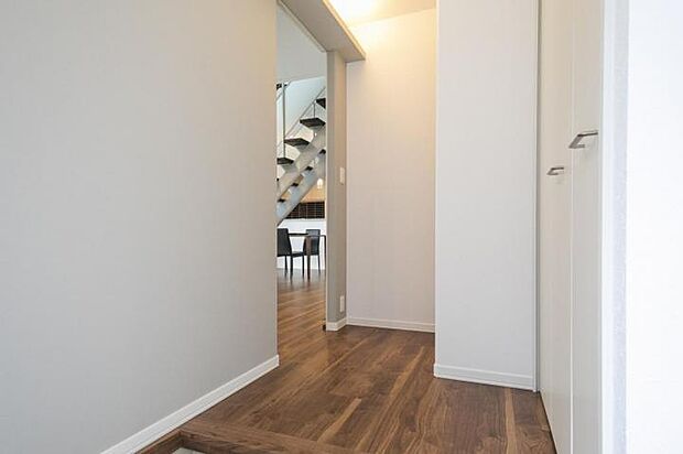 【玄関【13号地】(2025年7月撮影)】道路から直接家の中が見えない配置。大型玄関収納を完備しています。