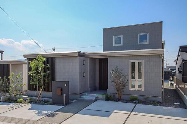 【外観【34号地】(2024年9月撮影)】グレーの外壁が温かみを演出しており、外壁部分には格子をつけることによって格子ならではのおしゃれさとスタイリッシュさも演出してくれています。