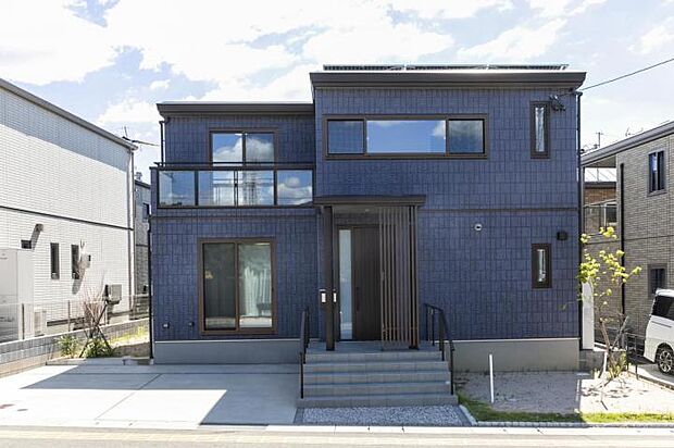 【外観【21-2号地】（2025年7月撮影）】上品な印象を与えるダークブラウンとブルーの外観。