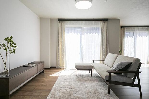 【リビング【21-2号地】（2025年7月撮影）】シーリングライト一体型のプロジェクターを搭載！大画面でくつろげる空間です。