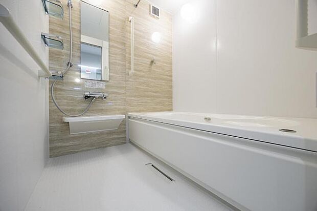 【浴室【8号地】(2024年11月撮影)】お子様からご高齢の方まで安心・快適に入浴いただける「加齢配慮」仕様。浴室乾燥機つき。
