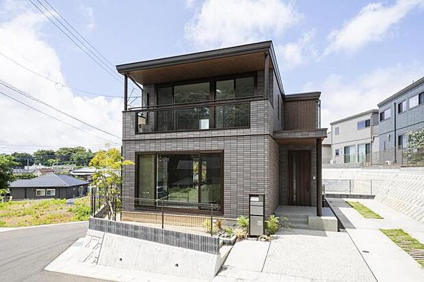 【外観【10号地】(2025年7月撮影)】ブラックカラーのタイルでスタイリッシュな外観。長い間キレイな状態を保つ磁器タイル外壁。