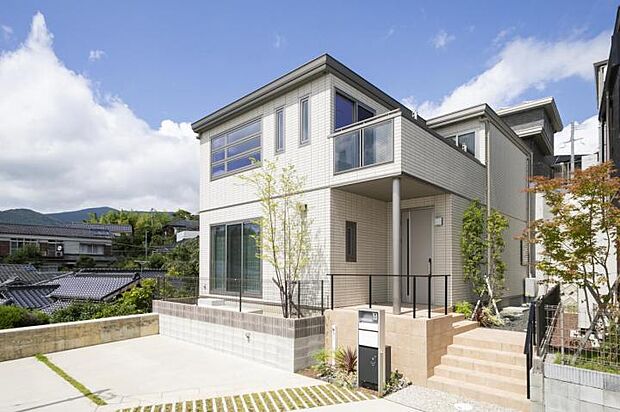 【外観【21号地】(2025年7月撮影)】白を基調としたタイル外壁は、長い間キレイな状態を保つ磁器タイル仕様です。