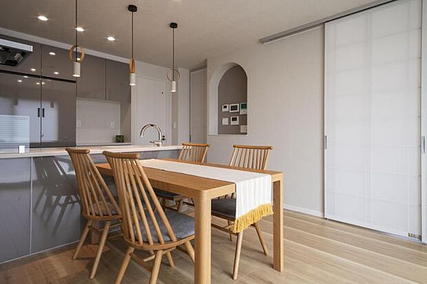 【ダイニングキッチン【24号地】(2025年7月撮影)】タカラスタンダード性のホーローを採用したキッチンは汚れに強く、お手入れがずっとラクラクなキッチンです。