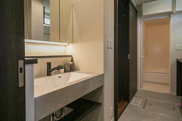 【洗面脱衣室【67-16号地】（2025年10月撮影）】回遊性のある家事導線とガス衣類乾燥機「乾太くん」で家事時間が短縮できます。