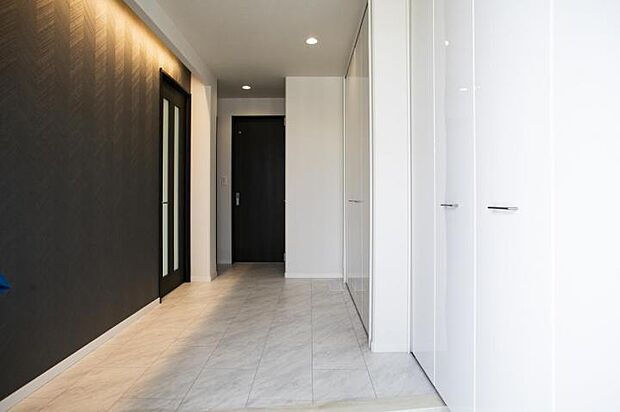 【玄関【18号地】(2025年7月撮影)】広々とした明るい玄関。間接照明が高級感のある雰囲気を演出しています。収納も大容量完備してます。