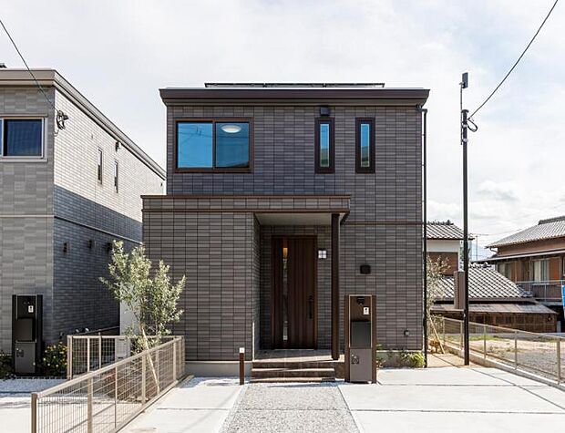 【外観【3号地】(2025年3月撮影)】濃淡のブラック磁器タイルが重厚感を演出