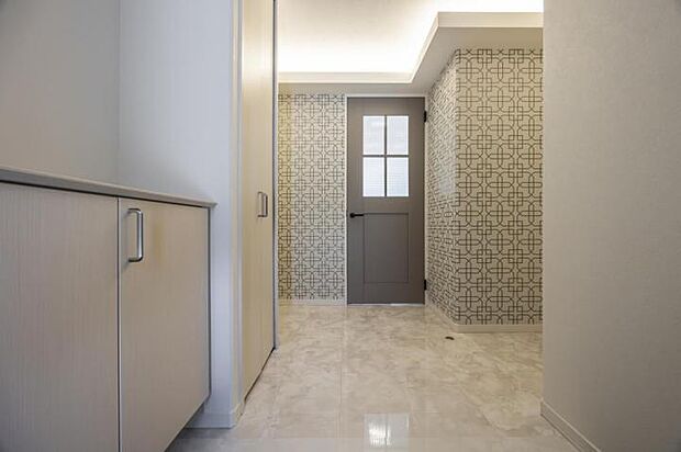 【玄関【3号地】(2025年3月撮影)】玄関ドアを開けると正面に印象的なクロスがお出迎え