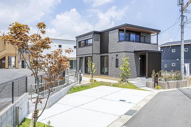 【外観【27号地】（2024年8月撮影）】重厚感のある黒の磁器タイルと格子でシャープな印象の佇まい。