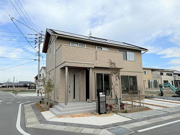 【外観【6-1号地】（2024年2月撮影）】落ち着きの中に華やかさを設えた外観は、メンテナンス性も高いタイル外壁で作られており、将来的な安心も兼ね備えています。