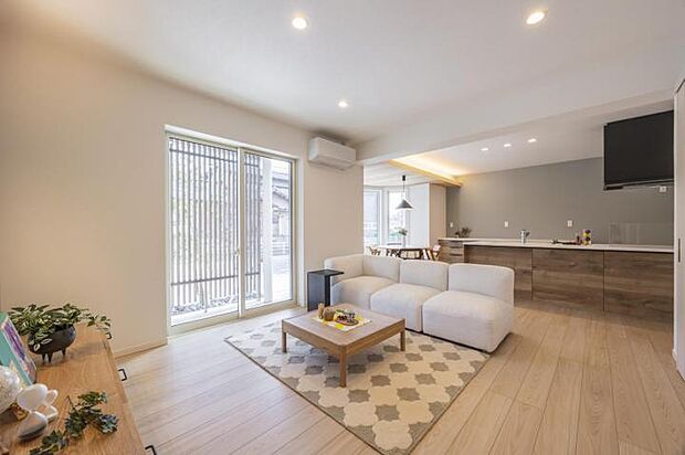 【リビング【28号地】(2025年4月撮影)】木の温かみを感じられる空間