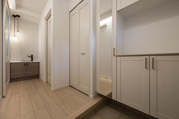 【玄関【28号地】(2025年4月撮影)】家事棚付きで収納たっぷり