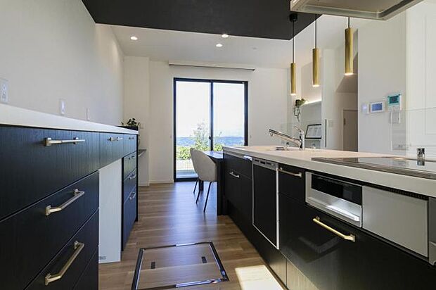 【キッチン【15号地】（2025年10月撮影）】豊富な収納とスムーズな導線を叶えた使い勝手がよいオープンキッチン