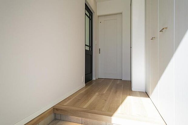 【玄関【15号地】（2025年10月撮影）】来客用と家族用で使い分けできる、便利な２WAY導線のある玄関