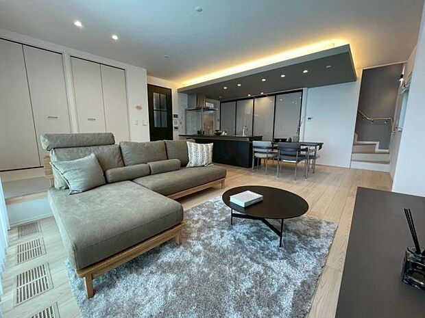 【リビング【2号地】(2025年7月撮影)】南面の大開口で明るく、開放的なLDK、リビング内階段の設置で自然なコミュニケーションが保てます