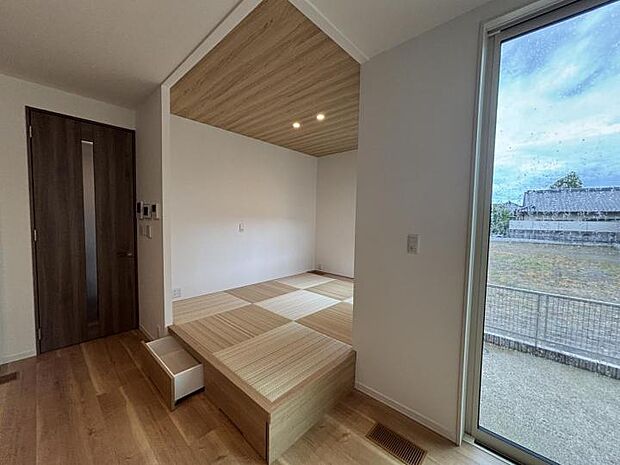 【タタミスペース【1号地】（2025年7月撮影）】小上がり下の引き出し収納は普段使いに重宝します